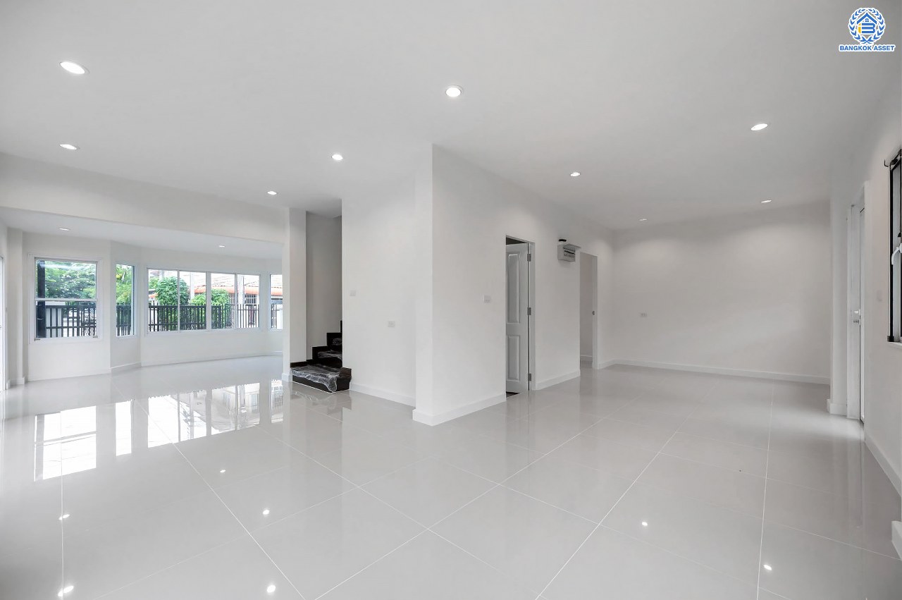 บ้านมือสองตกแต่งใหม่ โครงการ อรุณวดี พระราม5-รัตนาธิเบศร์ หลังมุม เนื้อที่ 50.4 ตร.ว. ฟังก์ชัน 3 ห้องนอน 2 ห้องน้ำ 1 ห้องอเนกประสงค์ จอดรถได้ 1 คัน บนทำเลทำเลศักยภาพ ติดถนนราชพฤกษ์ เชื่อมต่อทุกการเดินทาง ใกล้รถไฟฟ้าสายสีม่วง "สถานีบางรักใหญ่" และจุดขึ้นทางด่วน "ศรีรัช"